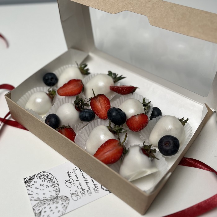 Клубника в белом шоколаде Классика с ягодами 8 штук