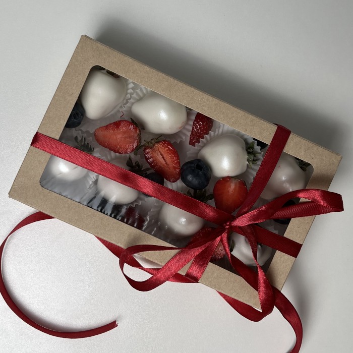Клубника в белом шоколаде Классика с ягодами 8 штук