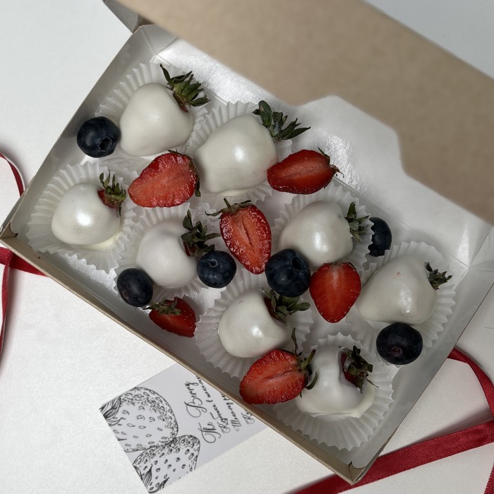 Клубника в белом шоколаде Классика с ягодами 8 штук
