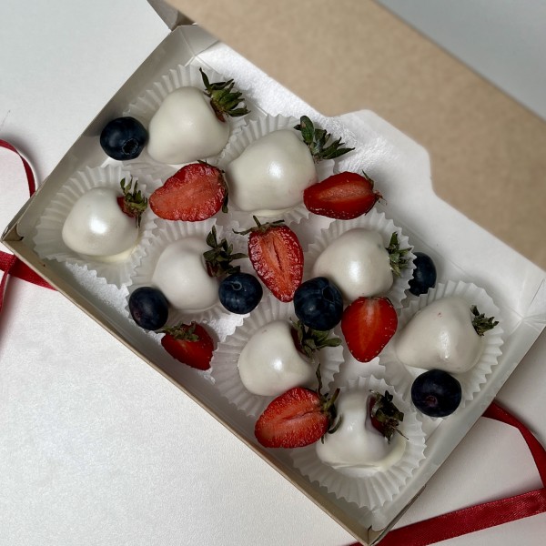 Клубника в белом шоколаде Классика с ягодами 8 штук