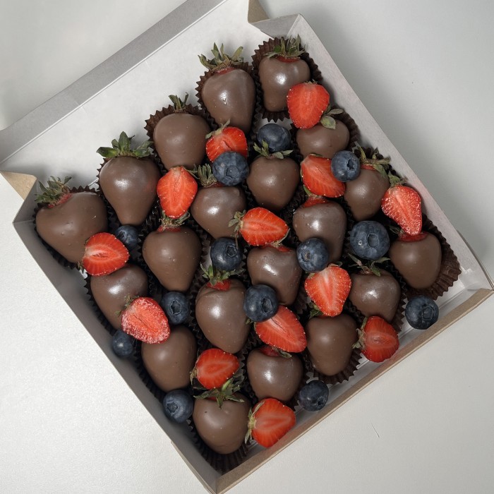 Клубника в шоколаде Классика с ягодами