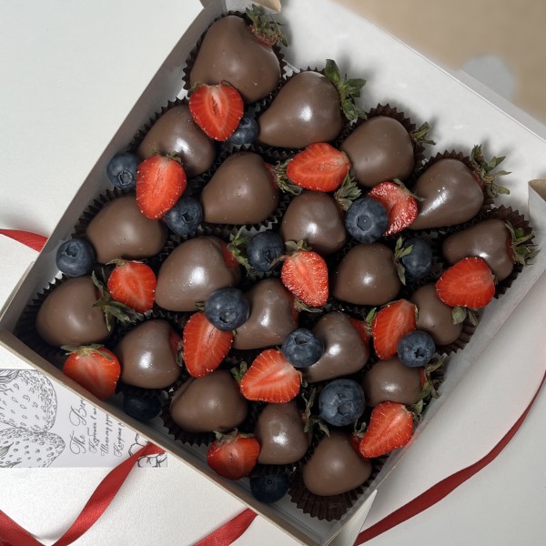 Клубника в шоколаде Классика с ягодами