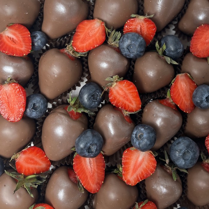 Клубника в шоколаде Классика с ягодами