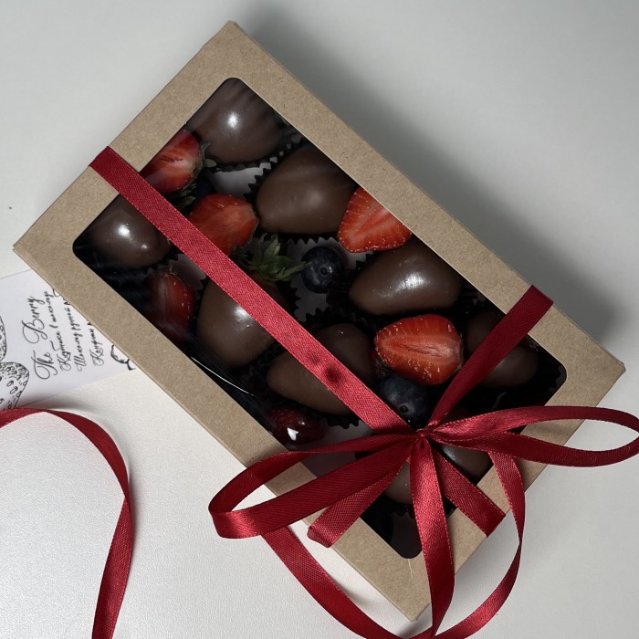 Клубника в шоколаде средняя Классика с ягодами