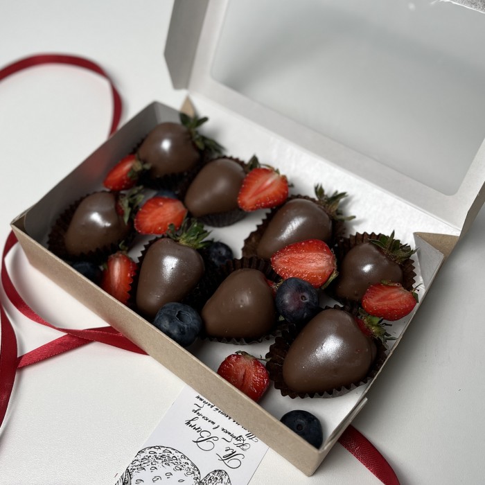 Клубника в шоколаде средняя Классика с ягодами