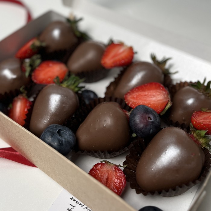 Клубника в шоколаде средняя Классика с ягодами