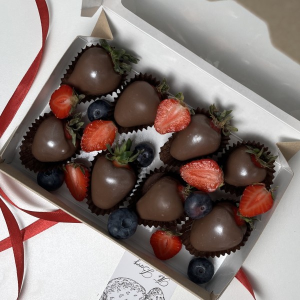 Клубника в шоколаде средняя Классика с ягодами