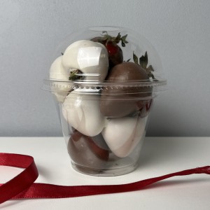 Стаканчик с клубникой в белом и молочном шоколаде 200 мл Стаканчик с клубникой в белом и молочном шоколаде 200 мл