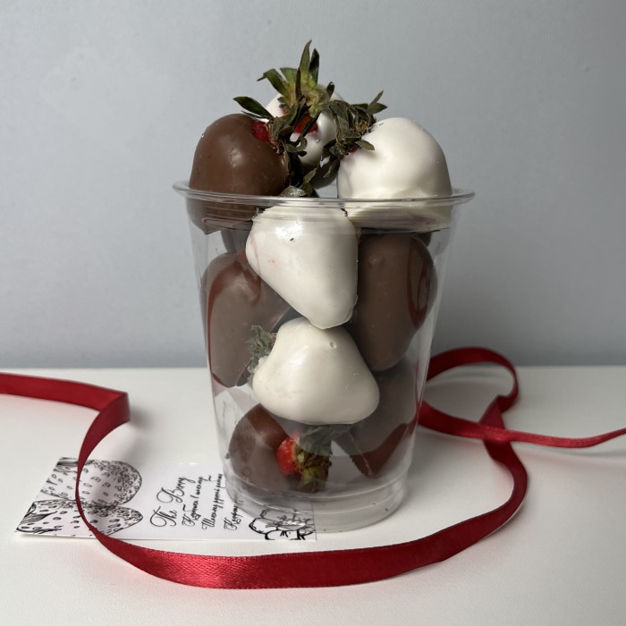 Стаканчик с клубникой в белом и молочном шоколаде 300 мл