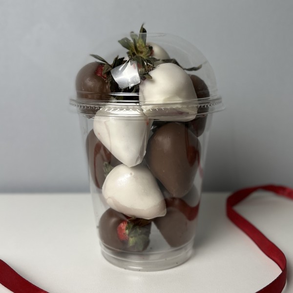 Стаканчик с клубникой в белом и молочном шоколаде 300 мл