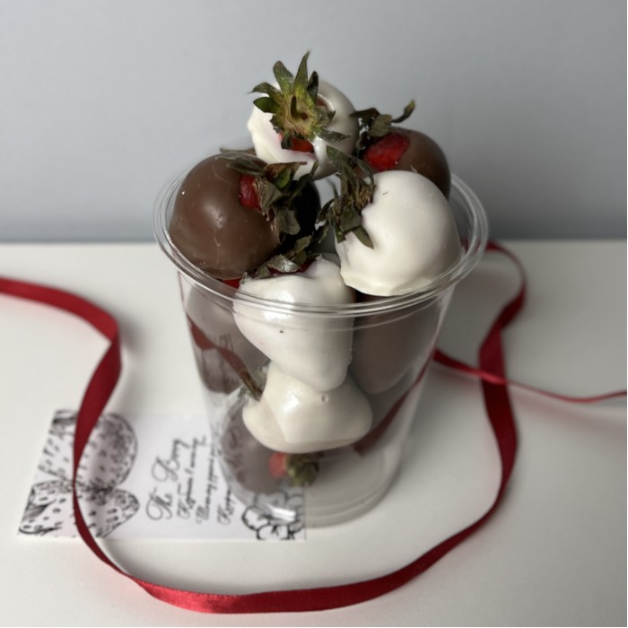 Стаканчик с клубникой в белом и молочном шоколаде 300 мл