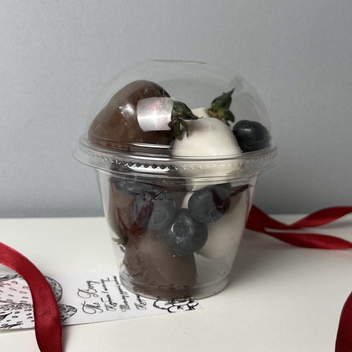 Стаканчик с клубникой в белом и молочном шоколаде с голубикой 200 мл