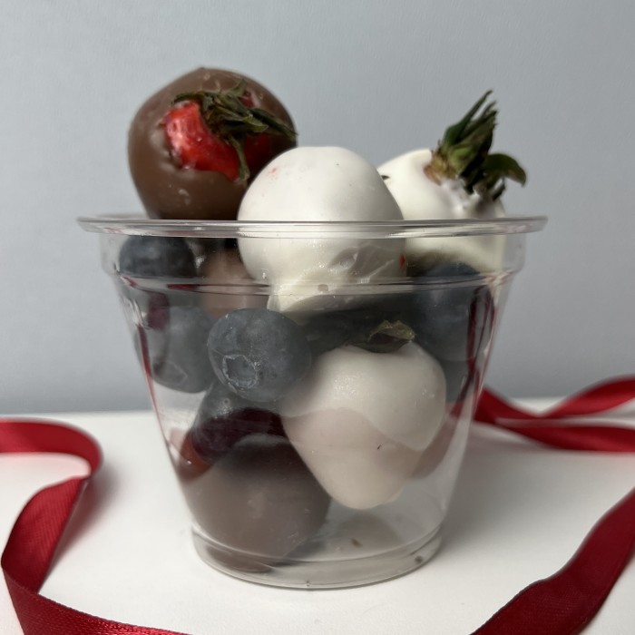 Стаканчик с клубникой в белом и молочном шоколаде с голубикой 200 мл