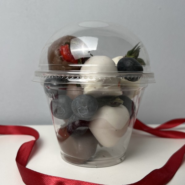 Стаканчик с клубникой в белом и молочном шоколаде с голубикой 200 мл