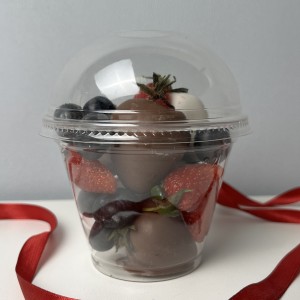 Стаканчик с клубникой в белом и молочном шоколаде с ягодами 200 мл Стаканчик с клубникой в белом и молочном шоколаде с ягодами 200 мл