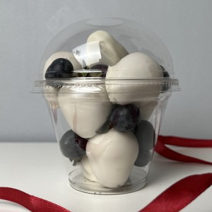 Стаканчик с клубникой в белом шоколаде и голубикой 200 мл Стаканчик с клубникой в белом шоколаде и голубикой 200 мл