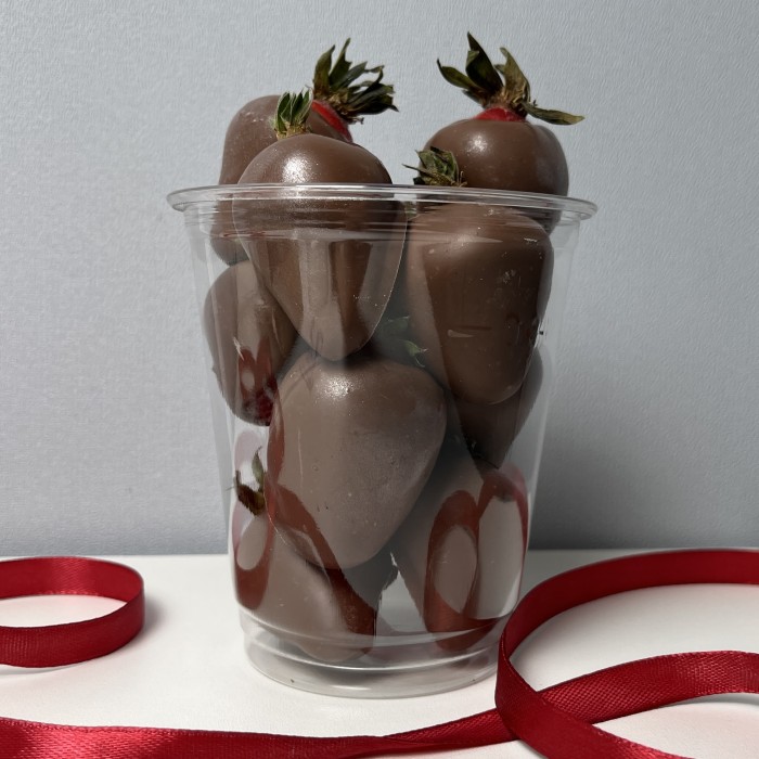 Стаканчик с клубникой в молочном шоколаде классика 300 мл