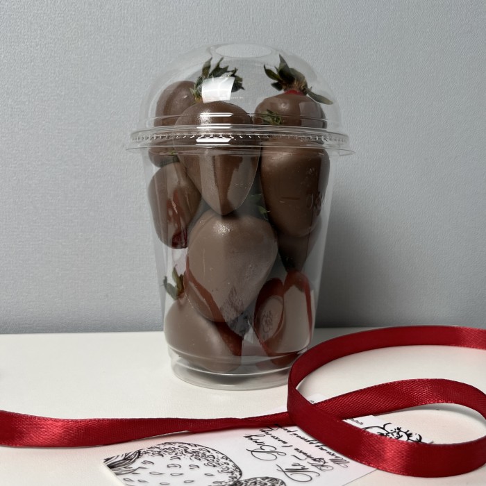 Стаканчик с клубникой в молочном шоколаде классика 300 мл