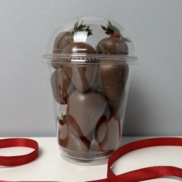 Стаканчик с клубникой в молочном шоколаде классика 300 мл