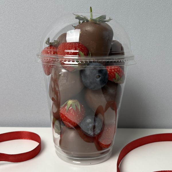 Стаканчик с клубникой в молочном шоколаде Классика с ягодами 300 мл