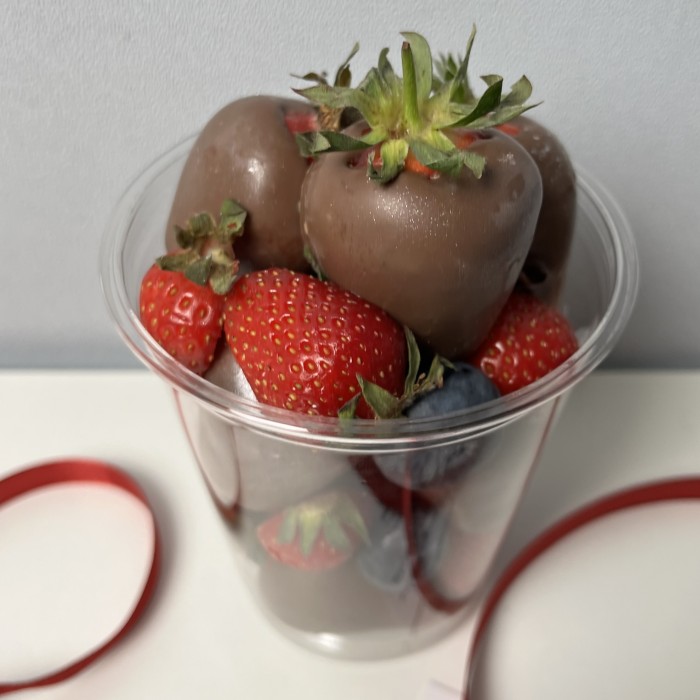 Стаканчик с клубникой в молочном шоколаде Классика с ягодами 300 мл