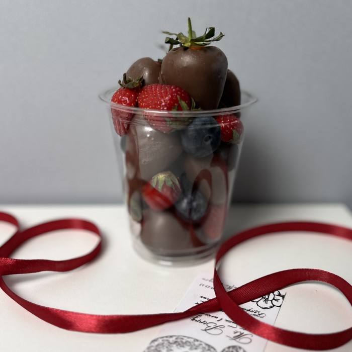 Стаканчик с клубникой в молочном шоколаде Классика с ягодами 300 мл
