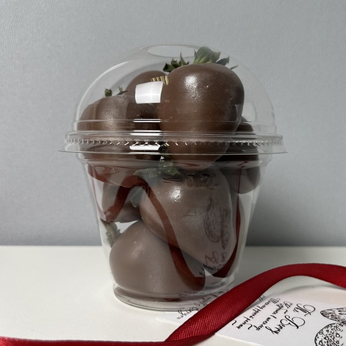 Стаканчик с клубникой в молочном шоколаде Классика 200 мл