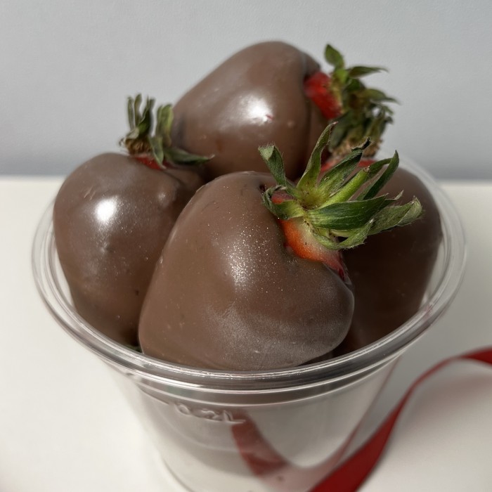 Стаканчик с клубникой в молочном шоколаде Классика 200 мл