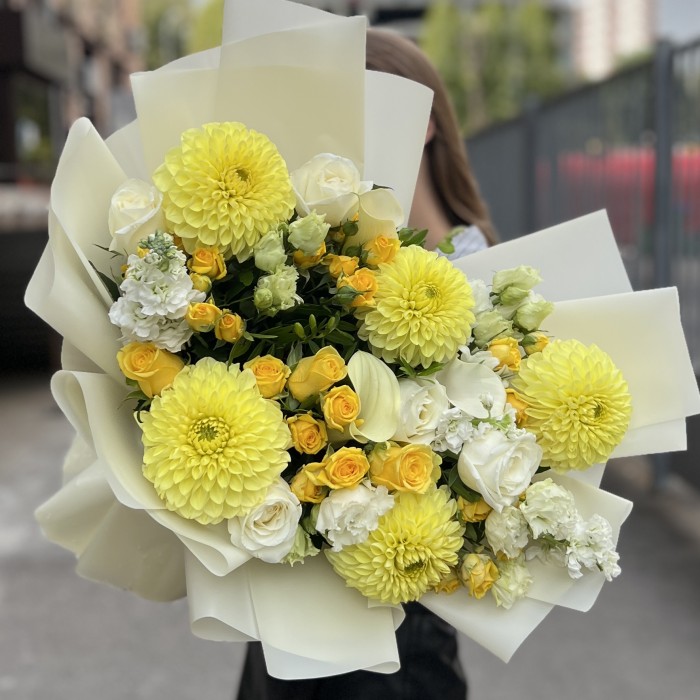 Авторский букет с желтыми георгинами
