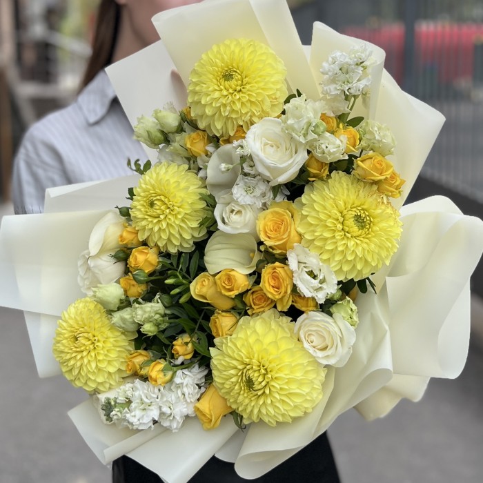 Авторский букет с желтыми георгинами