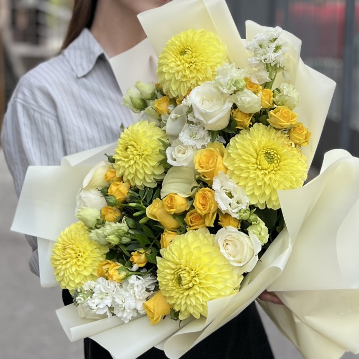 Авторский букет с желтыми георгинами