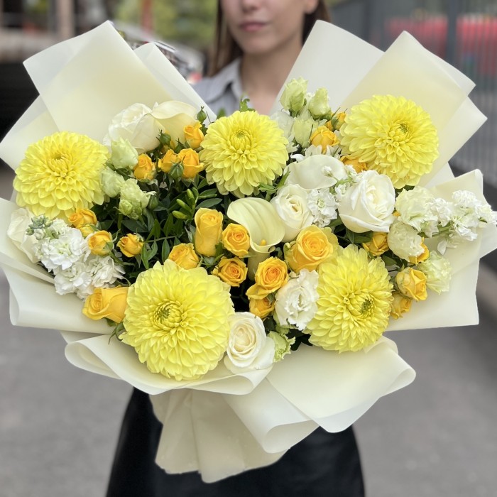 Авторский букет с желтыми георгинами