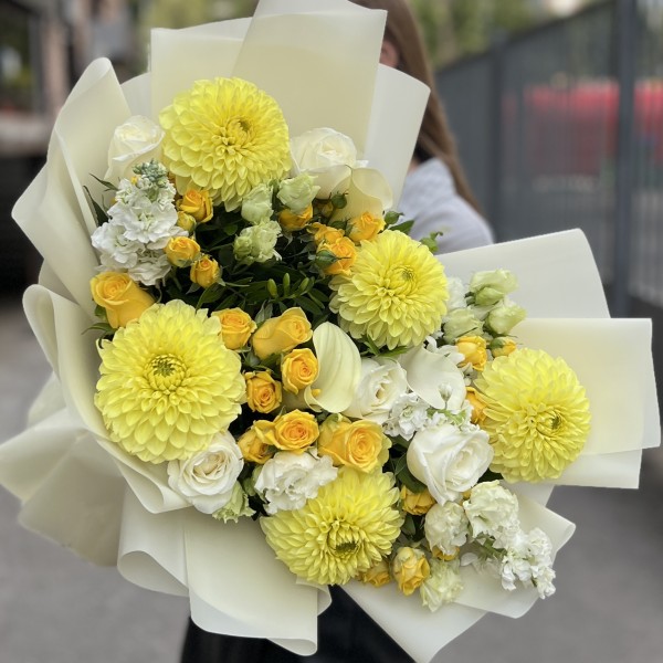 Авторский букет с желтыми георгинами