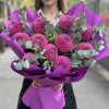 11 фиолетовых георгин с эвкалиптом
