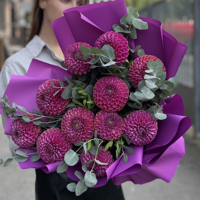 11 фиолетовых георгин с эвкалиптом