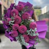 11 фиолетовых георгин с эвкалиптом