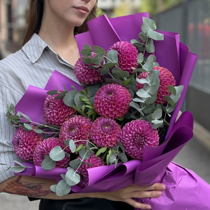 11 фиолетовых георгин с эвкалиптом