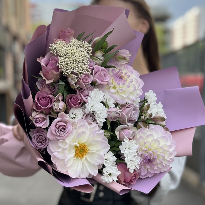 Сиреневый букет с георгиной и кустовой розой