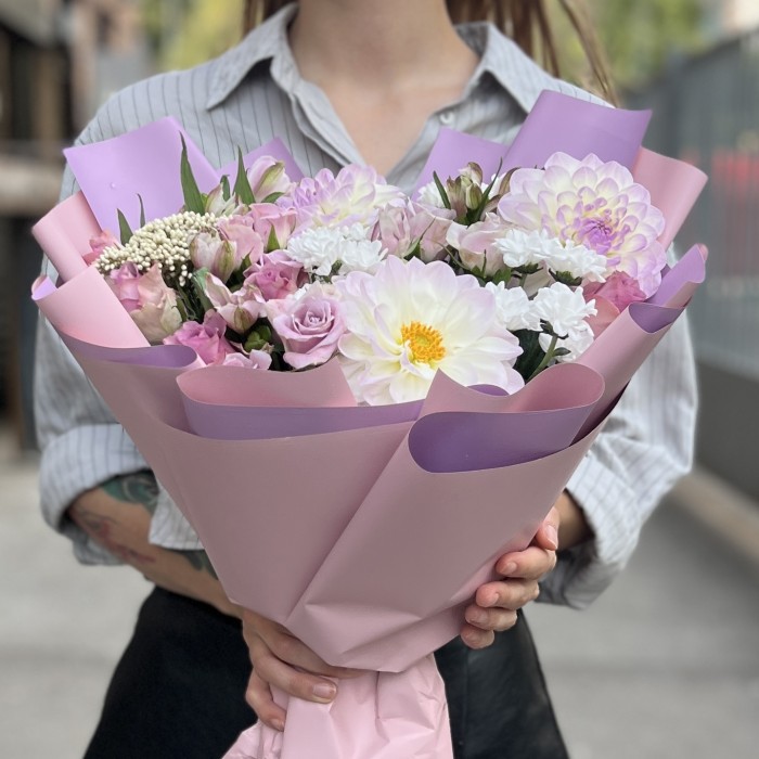 Сиреневый букет с георгиной и кустовой розой