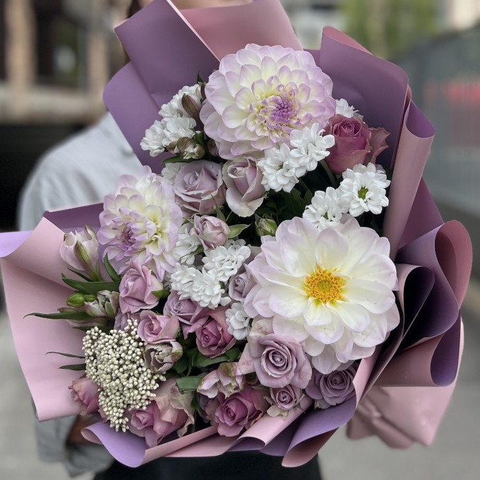 Сиреневый букет с георгиной и кустовой розой