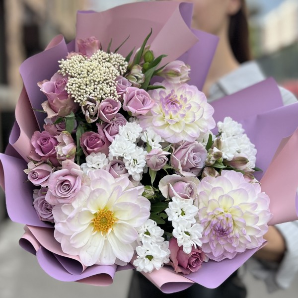 Сиреневый букет с георгиной и кустовой розой