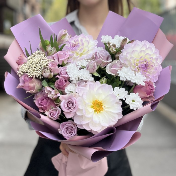 Сиреневый букет с георгиной и кустовой розой