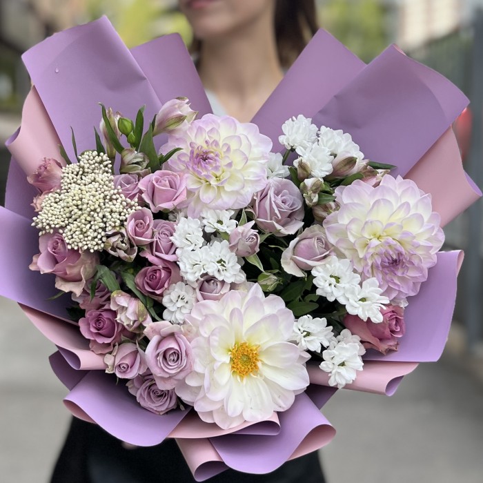 Сиреневый букет с георгиной и кустовой розой
