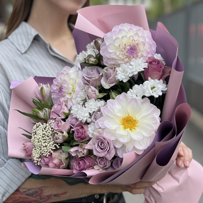 Сиреневый букет с георгиной и кустовой розой