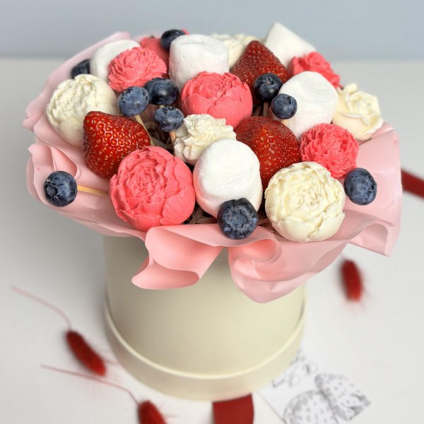 Коробка с клубникой сладкоежка