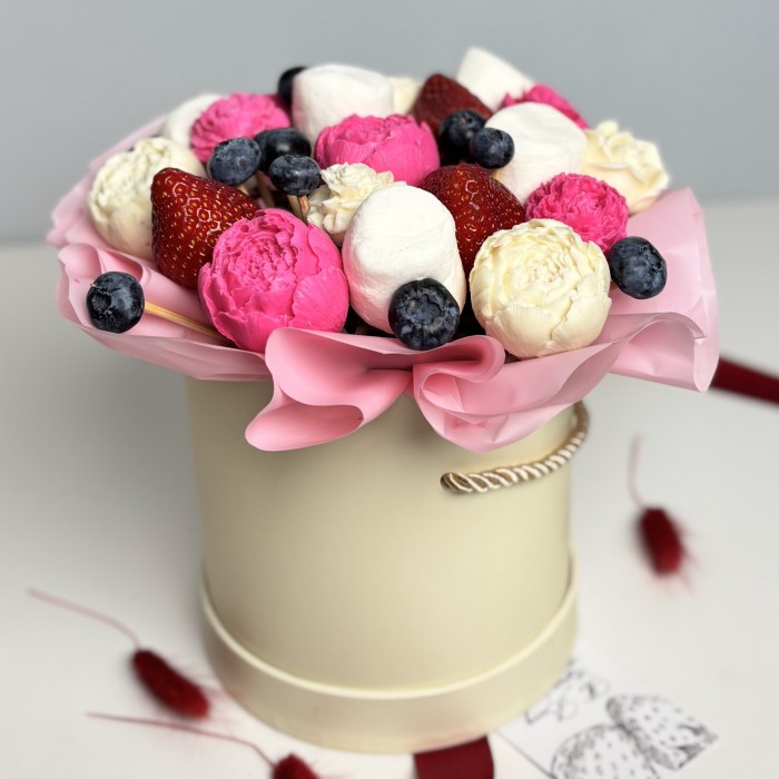 Коробка с клубникой сладкоежка