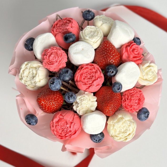 Коробка с клубникой сладкоежка