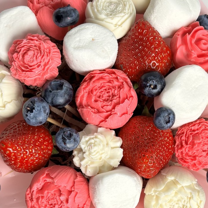 Коробка с клубникой сладкоежка