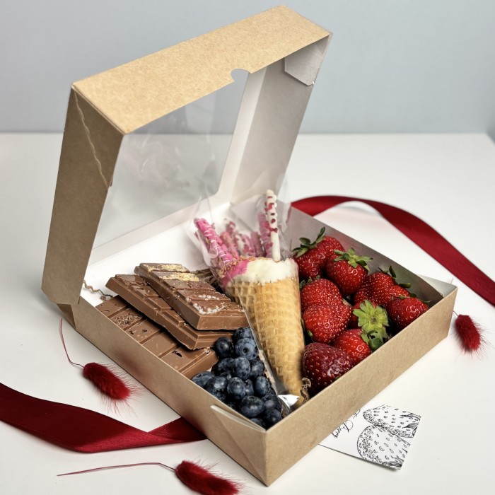 Подарочный набор сладостей и ягод