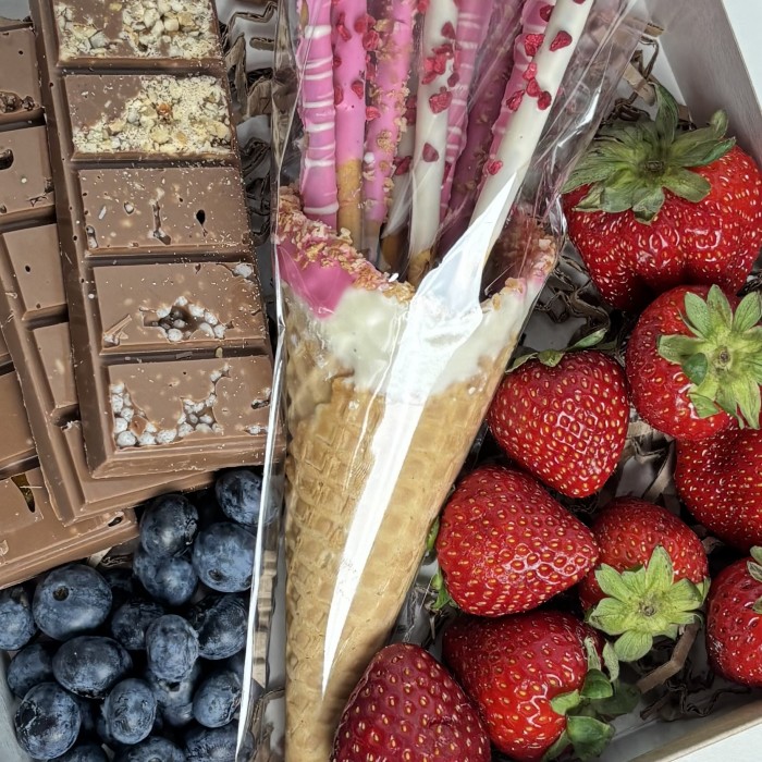 Подарочный набор сладостей и ягод